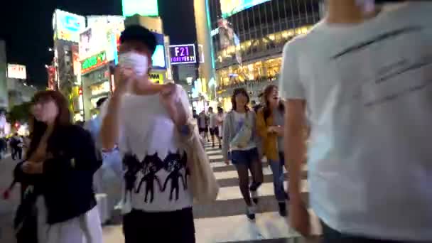 Mensen steken de beroemde kruising in Shibuya, Tokyo, Japan — Stockvideo