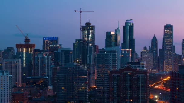 シカゴのダウンタウンの街並みを日に夜の遷移のタイムラプス日の出 — ストック動画