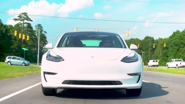 Нові всі електричні Тесла модель 3 водіння вниз по дорозі. — стокове відео