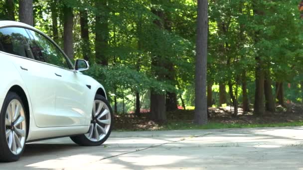 Um novo modelo Tesla 3. O modelo 3 é definido para ser o primeiro veículo elétrico do mercado de massa Teslas — Vídeo de Stock