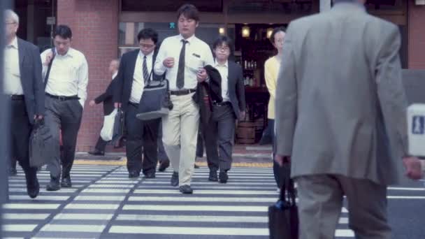 Ludzie przejść przez ulicę w interesach, w Japonii w zwolnionym tempie, w mieście Tokio — Wideo stockowe