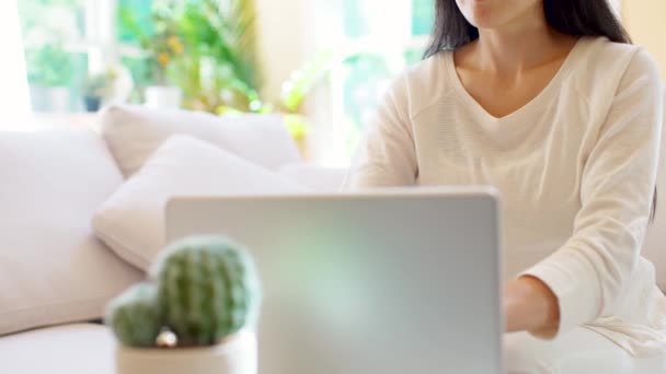 Jonge vrouw met behulp van haar laptop — Stockvideo