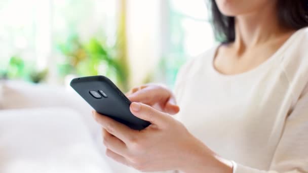 Mujer joven usando su teléfono celular — Vídeo de stock