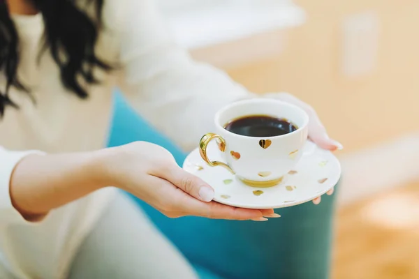 年轻女人拿着一杯咖啡 — 图库照片