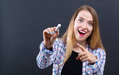 Elinde tebeşir tutan kadın