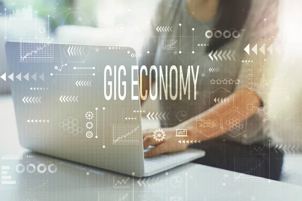 Economia gig con donna utilizzando il computer portatile — Foto Stock