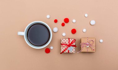 Noel hediye kutuları ile kahve kahverengi kağıt üzerinde