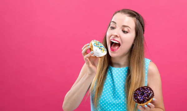 Junge Frau mit Donuts — Stockfoto