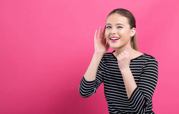 Mujer joven escuchando — Foto de Stock