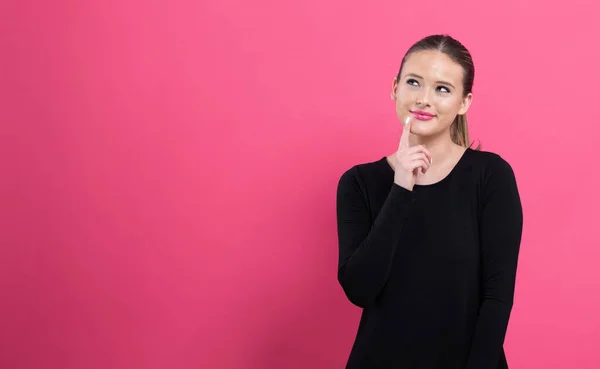 Giovane donna in una posa premurosa — Foto Stock