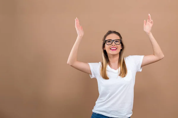 Mujer joven alcanzando y mirando hacia arriba — Foto de Stock