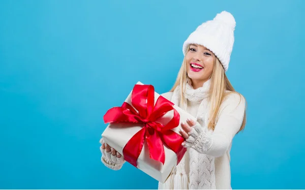 Jeune femme tenant une boîte cadeau — Photo