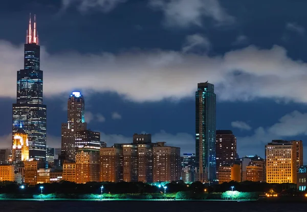 Centro de Chicago paisaje urbano horizonte por la noche — Foto de Stock