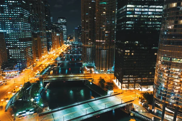 Chicago River z łodzi i ruchu w nocy — Zdjęcie stockowe