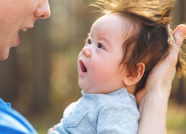 babası tarafından tutulan bir yeni doğan bebek