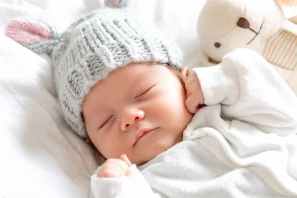 Nouveau-né bébé garçon couché — Photo