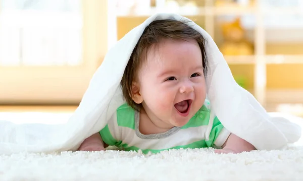 Happy baby boy w pozycji leżącej — Zdjęcie stockowe