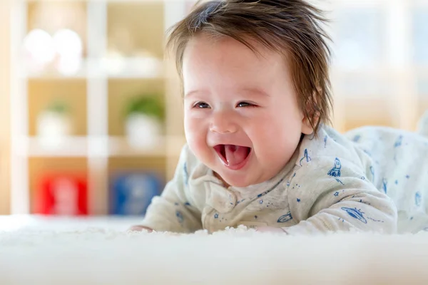 Niño feliz acostado — Foto de Stock