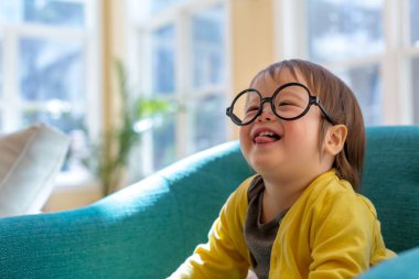 Onun evinde oynarken yürümeye başlayan çocuk