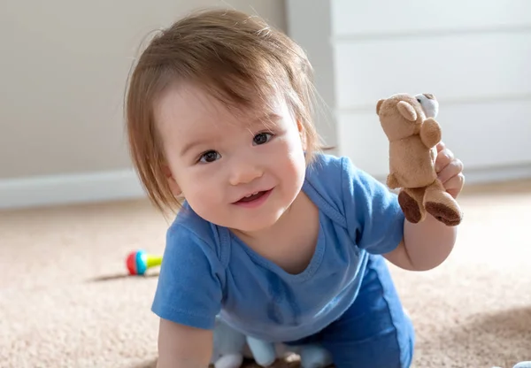 彼のおもちゃで遊んで幸せな少年 — ストック写真