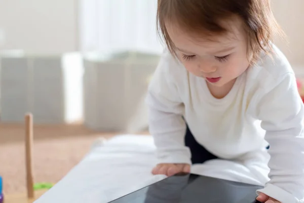 Toddler chłopiec z komputera typu tablet — Zdjęcie stockowe