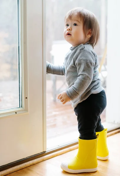 Toddler boy in the doorway — Stock Photo, Image