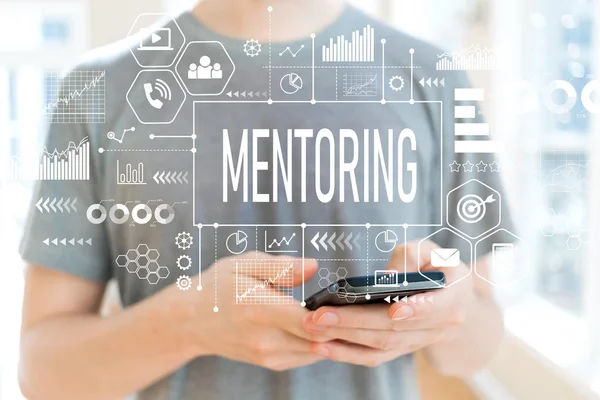 Mentoring con l'uomo utilizzando uno smartphone — Foto Stock