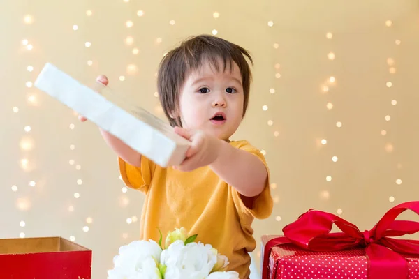 Buon bambino ragazzo con regali di Natale — Foto Stock