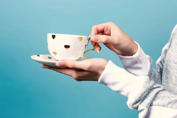 Jeune femme tenant une tasse de café — Photo