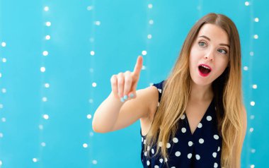 bir şeye işaret eden genç bir kadın