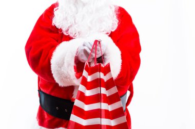 Santa holding alışveriş torbaları