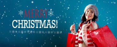 Neşeli Noel mesajı ile alışveriş torbaları tutan kadın