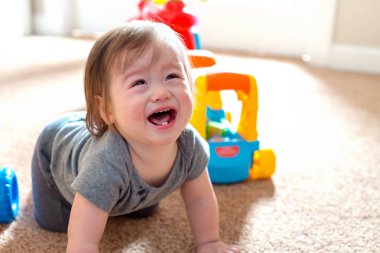 Onun oyuncakları ile oynarken yürümeye başlayan çocuk ağlıyor