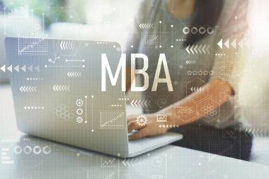 MBA ile dizüstü bilgisayar kullanan kadın