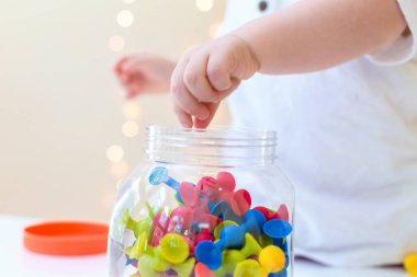 Onun oyuncakları ile oynarken yürümeye başlayan çocuk