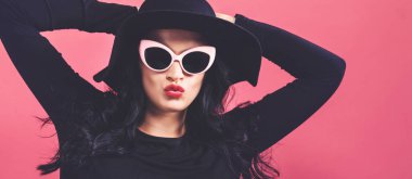 Güneş gözlüklü şık bir kadın.