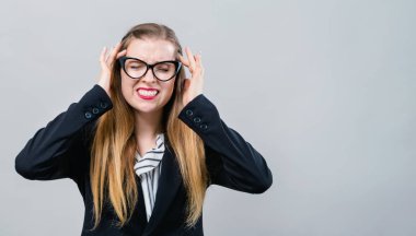 Baş ağrısı çeken genç bir kadın.