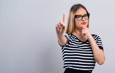 bir şeye işaret eden genç bir kadın