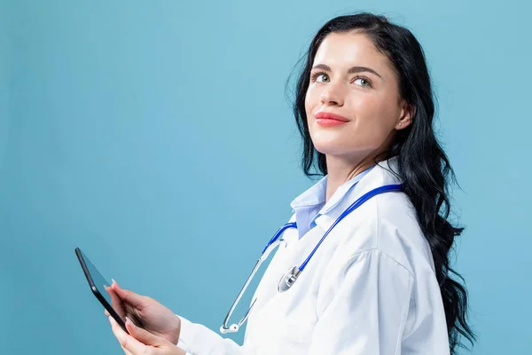 Медичний лікар з цифровим планшетом — стокове фото