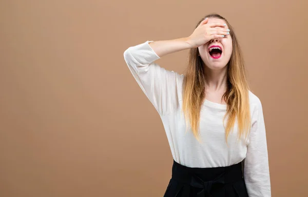 Mujer joven cometiendo un error — Foto de Stock