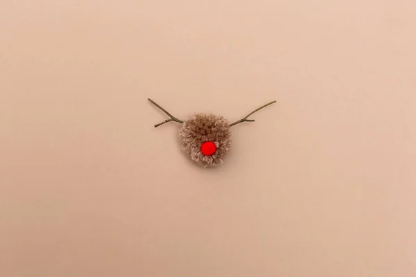 Handmade pompom reindeer on brown paper — Stock Photo, Image