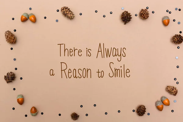 Υπάρχει πάντα ένα λόγο για να χαμογελάσει μήνυμα με φθινόπωρο θέμα — Φωτογραφία Αρχείου