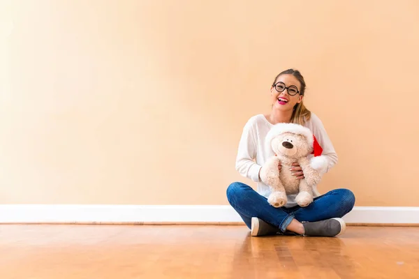 Jeune femme tenant un ours en peluche — Photo