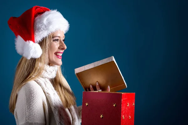 Mujer joven abriendo una caja de regalo de Navidad — Foto de Stock