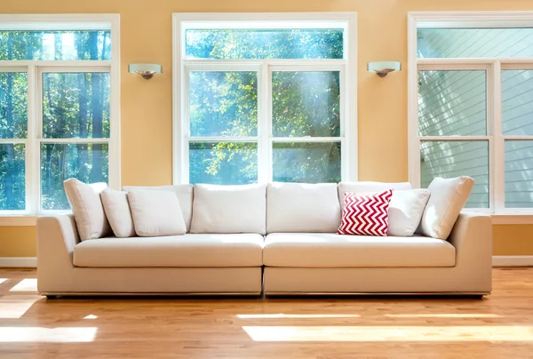 Секционный диван в большом доме — стоковое фото