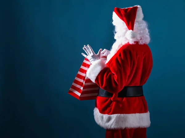 Santa in possesso di una borsa della spesa — Foto Stock