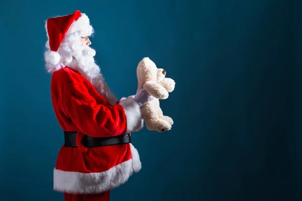 Santa sosteniendo un oso de peluche —  Fotos de Stock