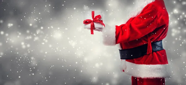 Babbo Natale con un regalo — Foto Stock