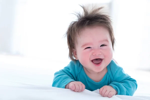 Niño feliz acostado — Foto de Stock