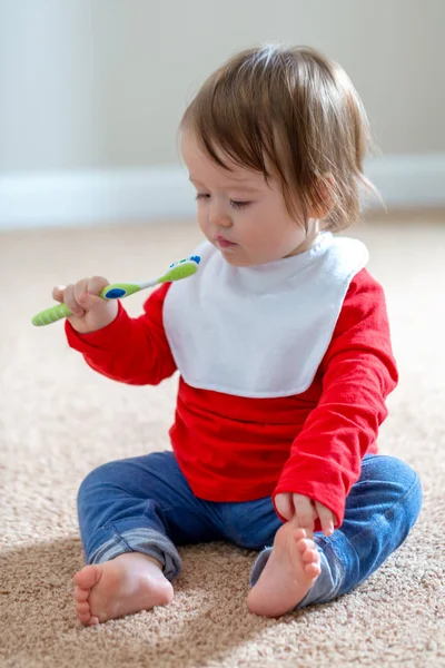 Toddler pojke borsta hans tänder — Stockfoto